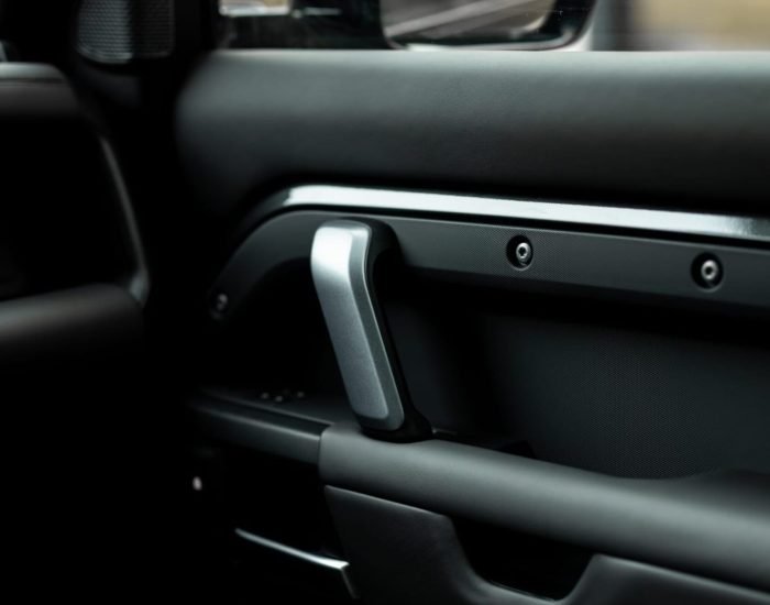 Land Rover Defender v8 11